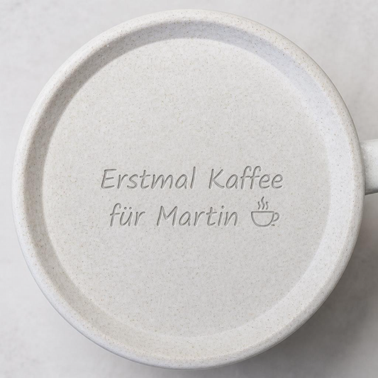 Beispiel einer Bodengravur: Erstmal Kaffee für Martin mit Tassenmotiv
