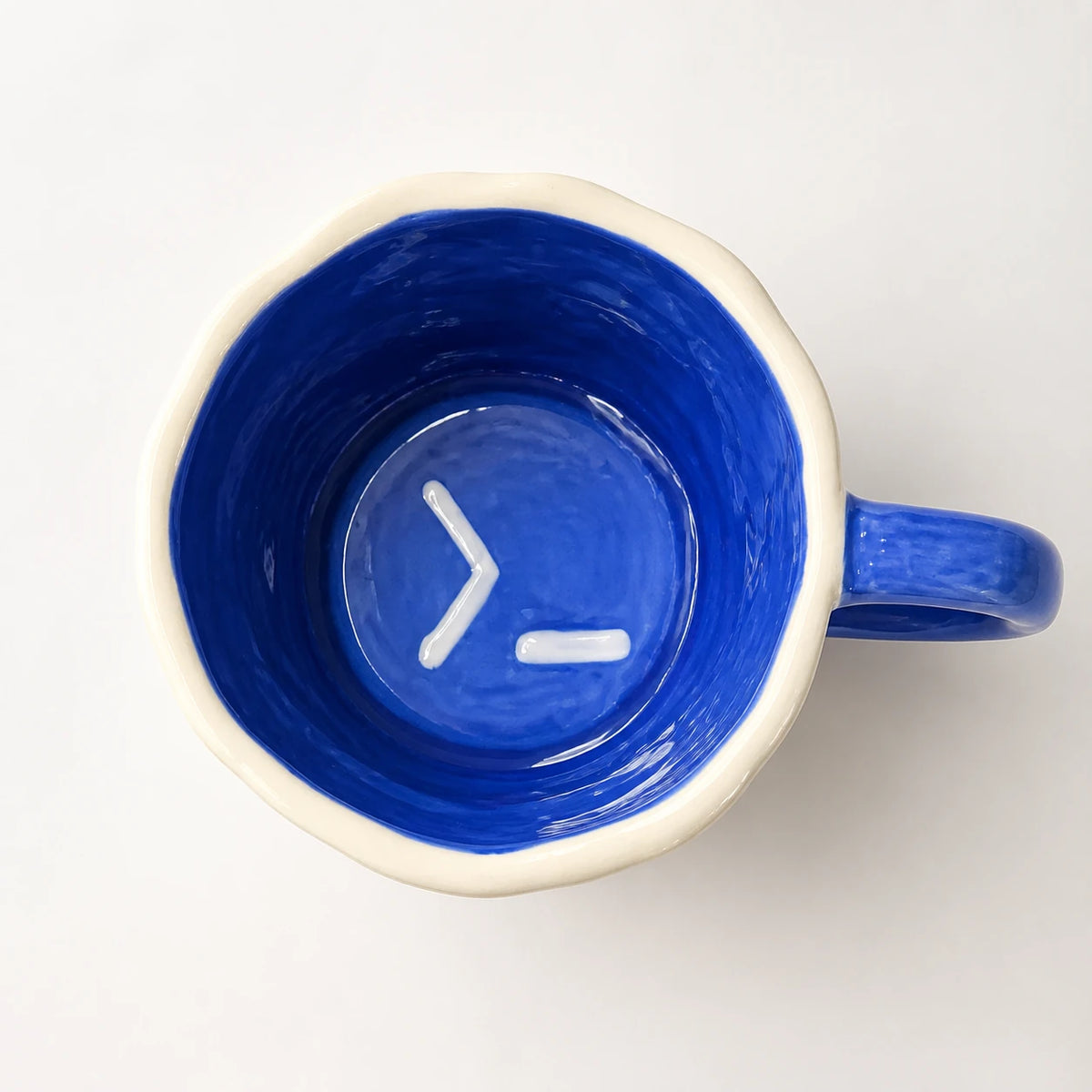 Handgeformter Vibe-Coding-Becher mit blauem Terminal-Symbol – Ansicht 2