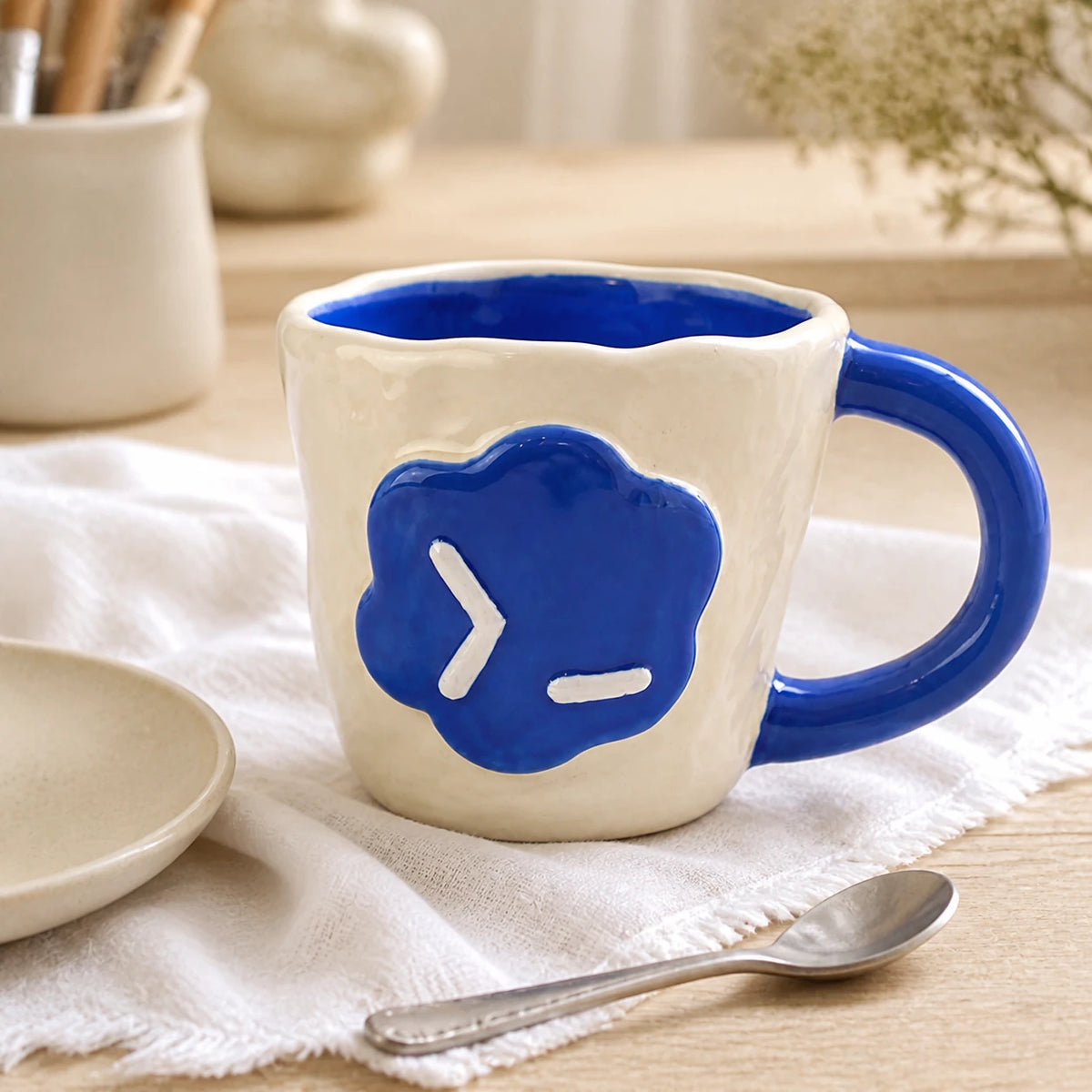 Handgeformter Vibe-Coding-Becher mit blauem Terminal-Symbol – Ansicht 3
