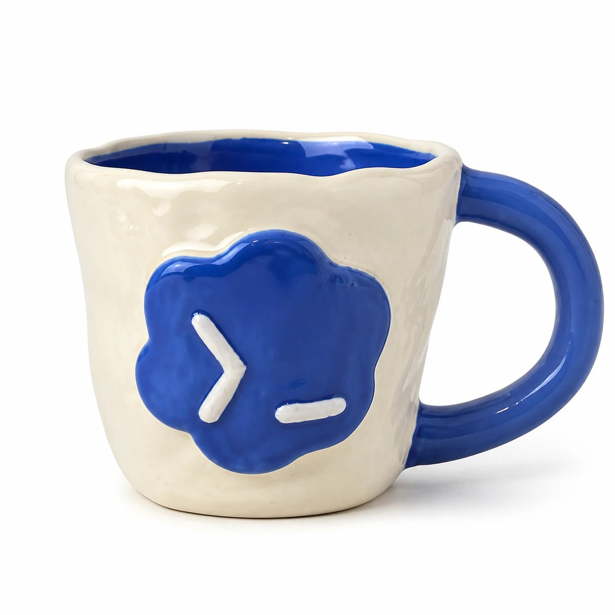 Handgeformter Vibe-Coding-Becher mit blauem Terminal-Symbol – Ansicht 1