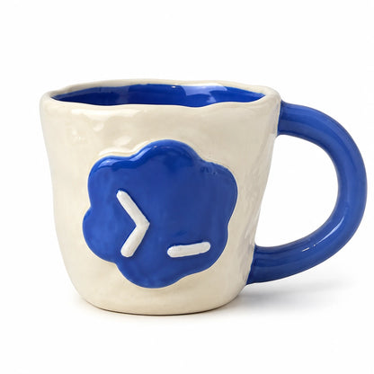 Handgeformter Vibe-Coding-Becher mit blauem Terminal-Symbol – Ansicht 1