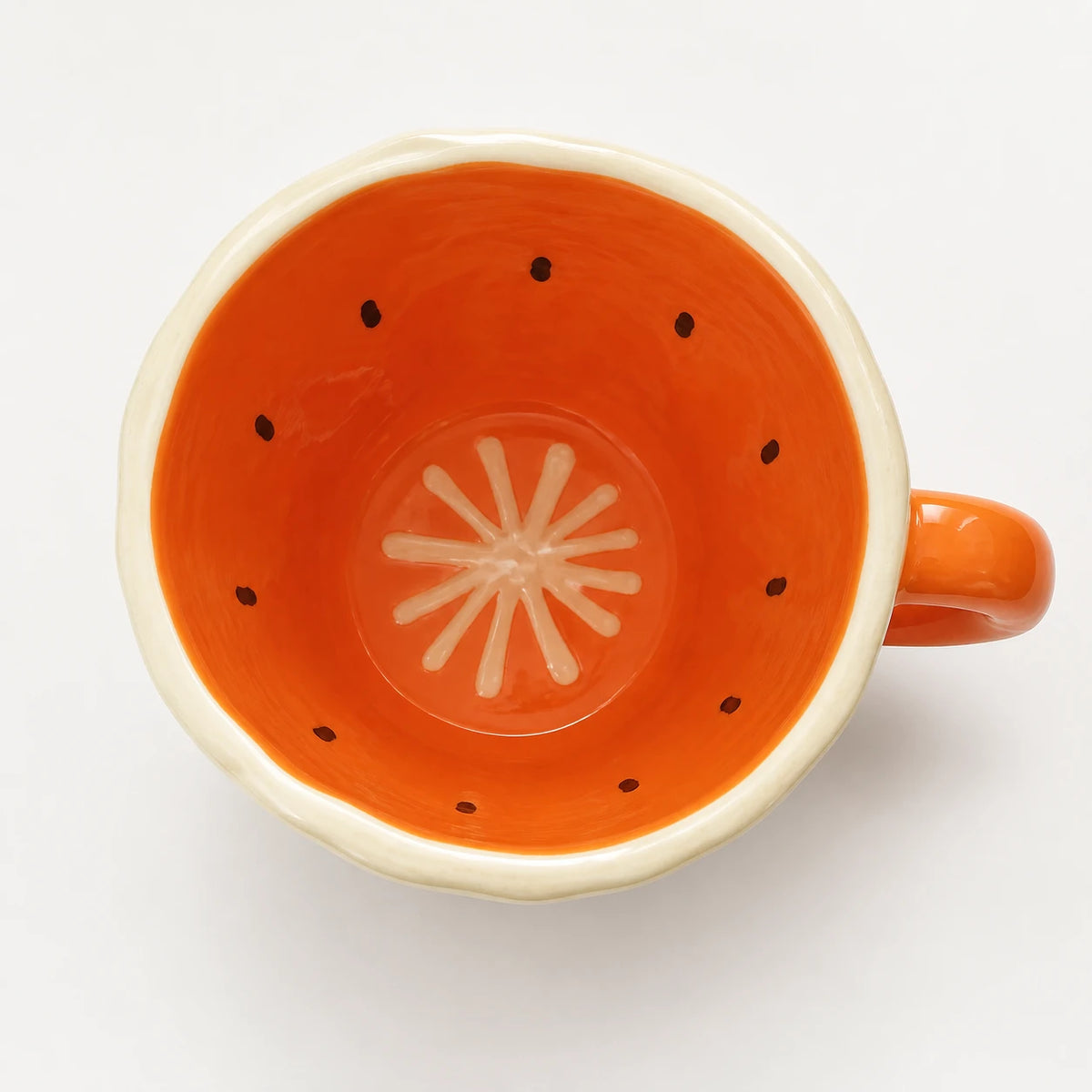 Handgeformter Vibe-Coding-Becher mit orangefarbener Pixel-Figur – Ansicht 2
