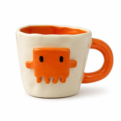 Handgeformter Vibe-Coding-Becher mit orangefarbener Pixel-Figur – Ansicht 1