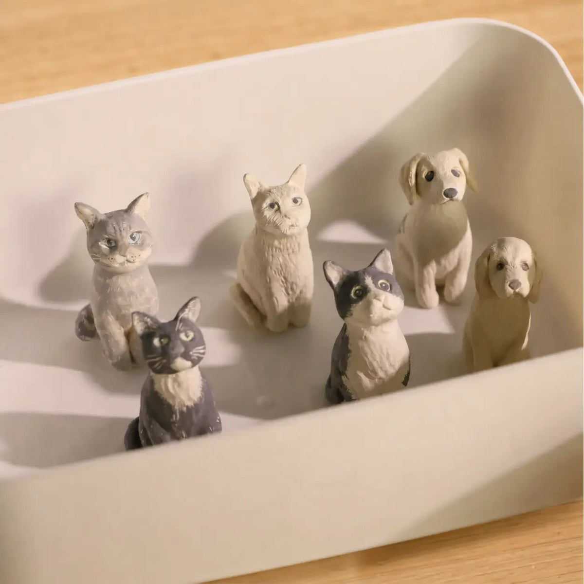 Personalisierte Skulptur-Tasse – Handmodellierte Tierfiguren im Bechergrund – Ansicht 3