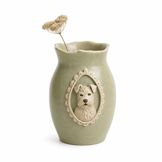 Handgefertigte Keramikvase mit Haustier-Relief – Ansicht 1