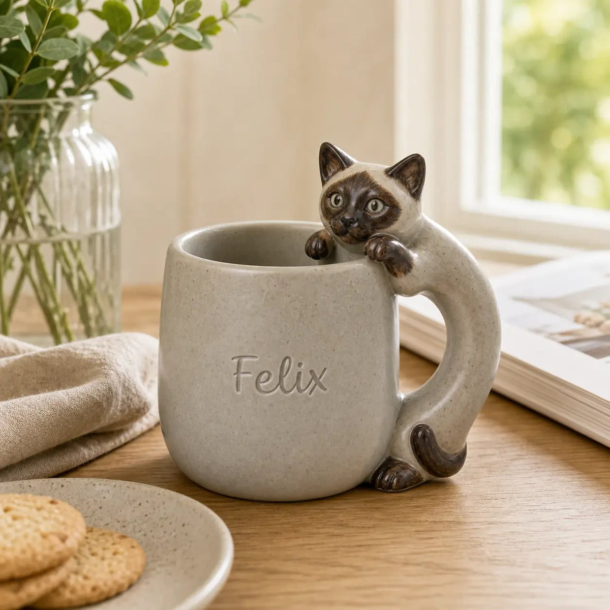 Handgefertigter Keramikbecher mit plastischer Tierfigur – Ansicht 2