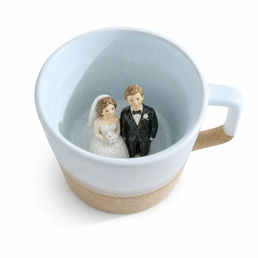 Handgefertigter Hochzeitsbecher mit Brautpaar-Skulptur – Ansicht 1
